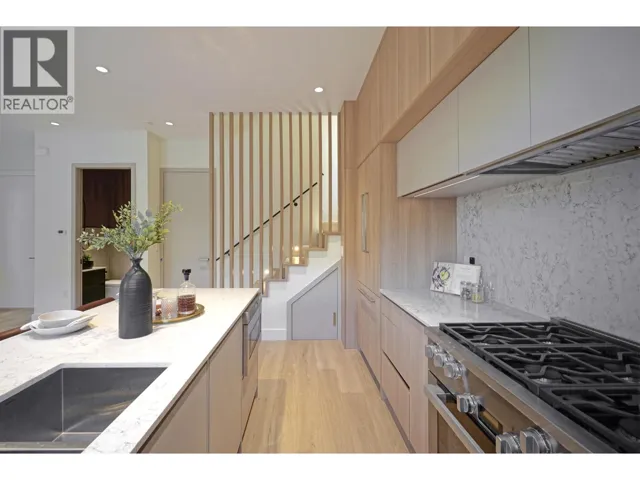 2 3315 W 10TH STREET, Vancouver, British Columbia V6R2E5