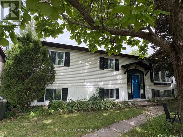 15B DOWDALL CRESCENT, Ottawa, Ontario K2S1T9