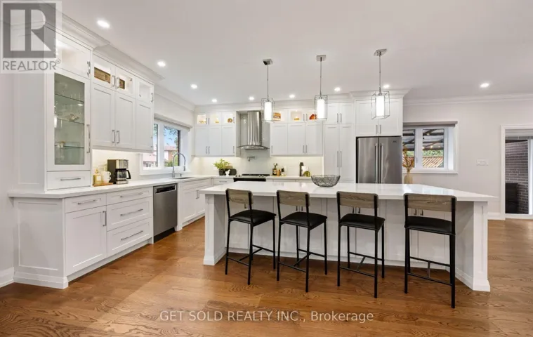 8 HACKMORE AVENUE, Toronto (Elms-Old Rexdale), Ontario M9W3W3