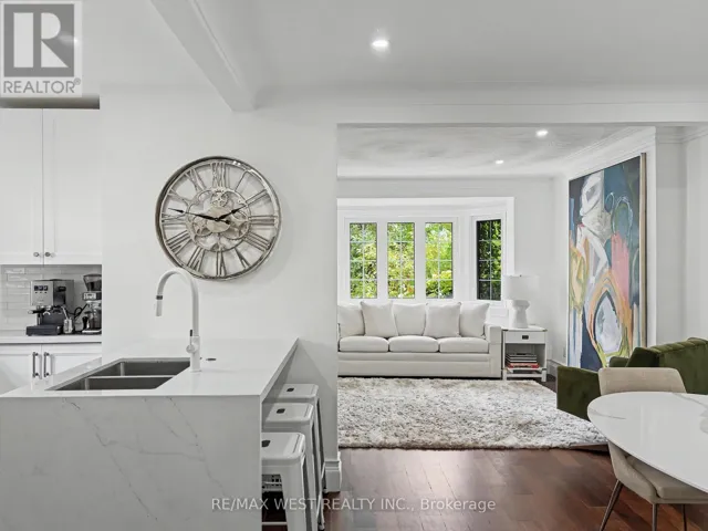 12 BRENTWOOD ROAD S, Toronto (Stonegate-Queensway), Ontario M8Z3N2