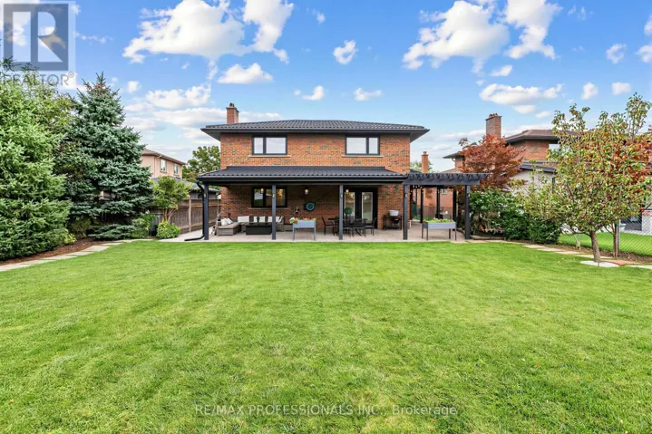 182 GRACEFIELD AVENUE, Toronto (Rustic), Ontario M6L1L8