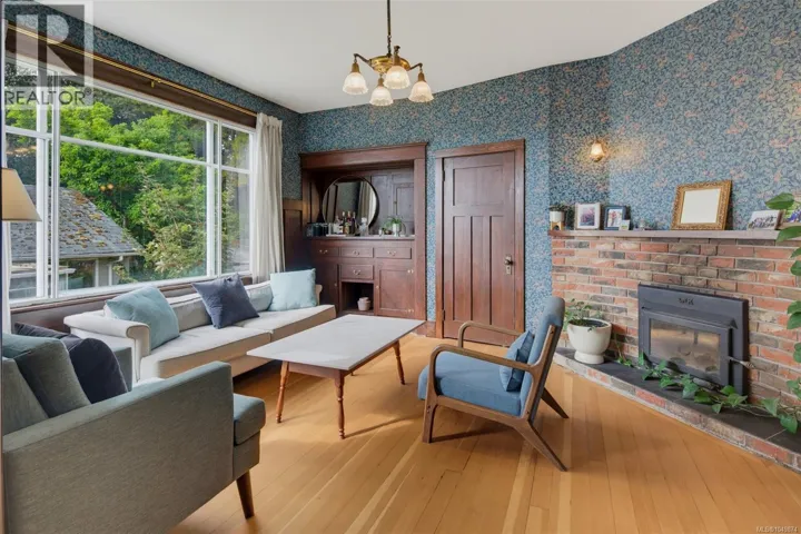 2734 Avebury Ave, Victoria, British Columbia V8R3W4