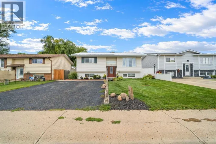 828 6 Street SE, Redcliff, Alberta T0J2P0