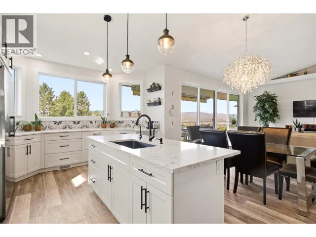 724 Lone Pine Drive, Kelowna, British Columbia V1P1A1