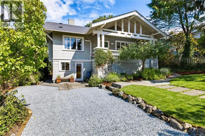 1320 Bond St, Victoria, British Columbia V8S1C4