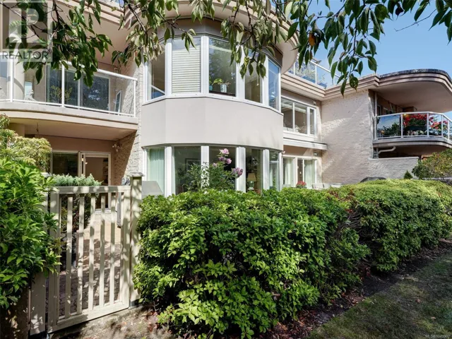 3105 2829 Arbutus Rd, Saanich, British Columbia V8N5X5