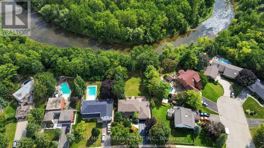21 KENNINGHALL BOULEVARD, Mississauga (Streetsville), Ontario L5N1J5