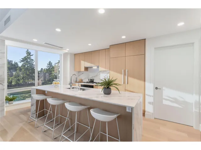 201 1475 FOSTER STREET, Surrey, British Columbia V4B0C9