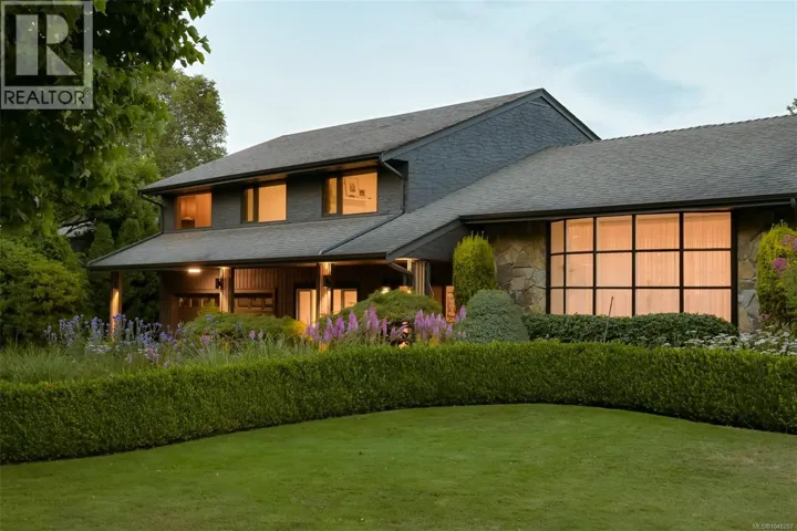 3055 Beach Dr, Oak Bay, British Columbia V8R6L5