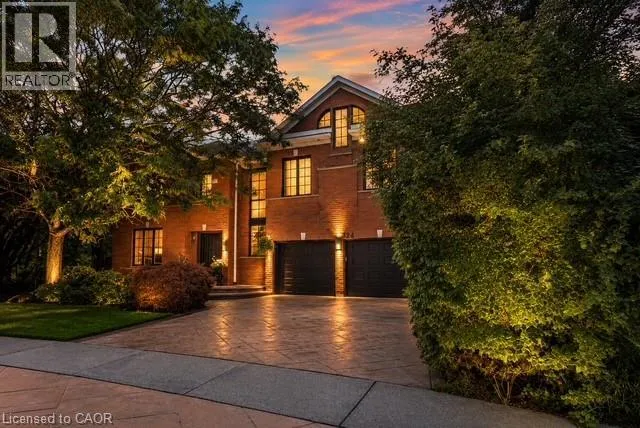 324 OAKRIDGE Court, Oakville, Ontario L6H5T9