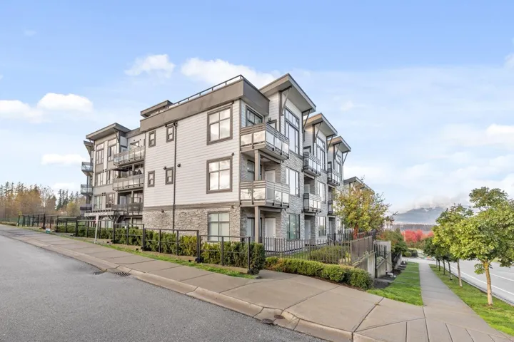 309 9983 E BARNSTON DRIVE, Surrey, British Columbia V4N6T3