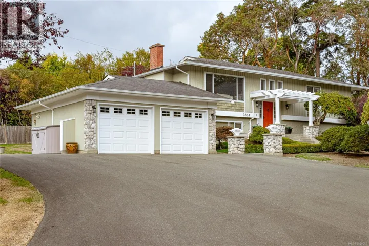 3884 Finnerty Rd, Saanich, British Columbia V8N4A2