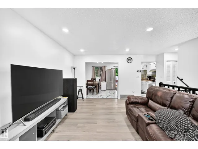 14240 23 ST NW, Edmonton, Alberta T5Y1E8