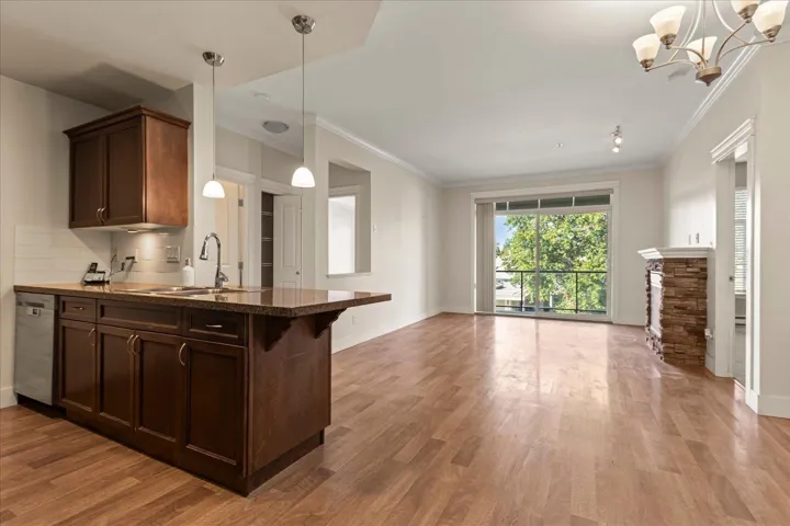 302 33338 MAYFAIR AVENUE, Abbotsford, British Columbia V2S0A4
