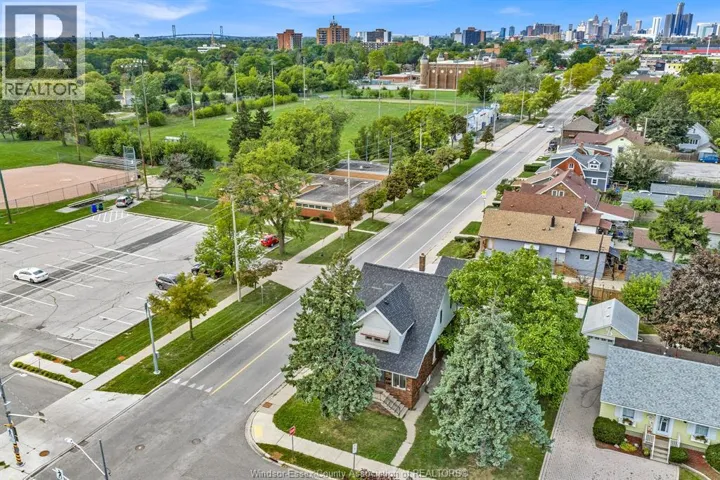 306 FOCH, Windsor, Ontario N8X2V9