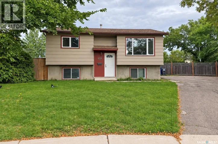1721 H AVENUE N, Saskatoon, Saskatchewan S7L5A5
