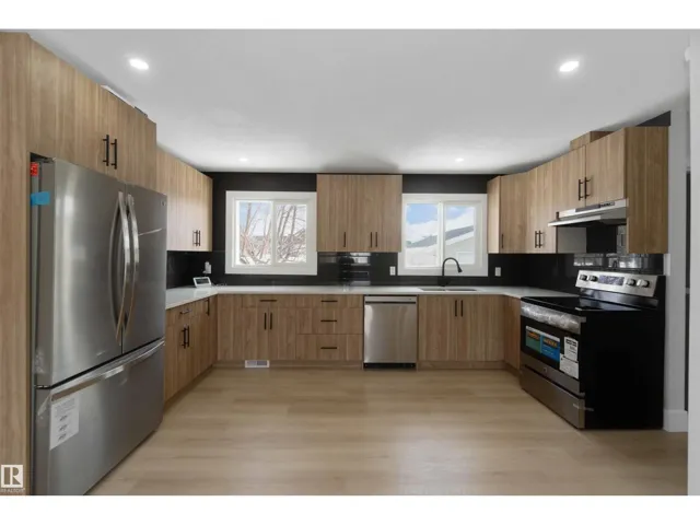 15015 95 ST NW, Edmonton, Alberta T5E3Z3