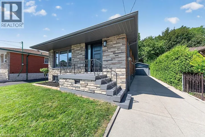 26 PARKLANDS Drive, Hamilton, Ontario L8K4W7