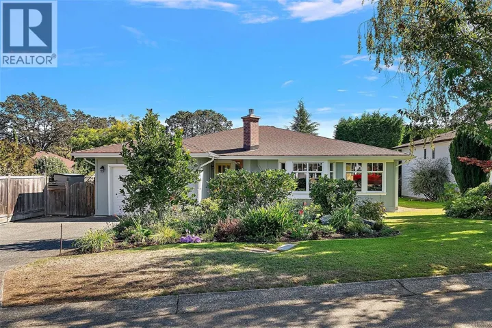 3995 Bel Nor Pl, Saanich, British Columbia V8N6B6