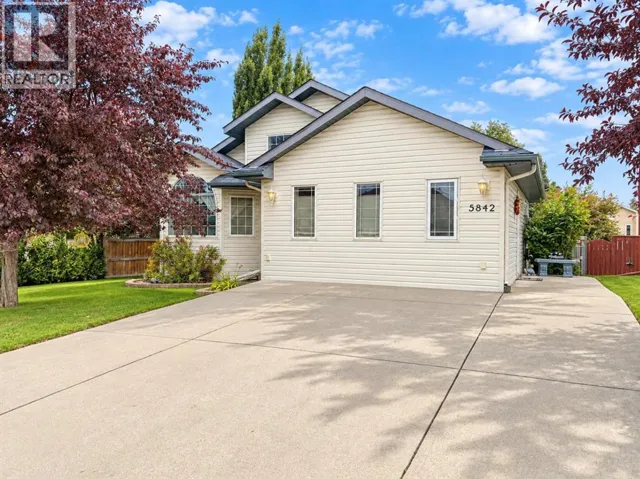 5842 65 Avenue, Rocky Mountain House, Alberta T4T1N7
