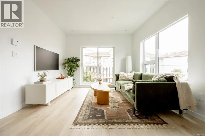 205 1075 Tillicum Rd, Esquimalt, British Columbia V9A2A4