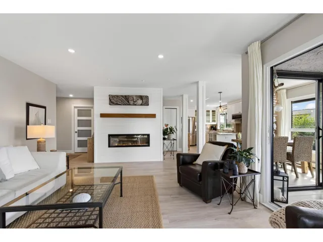 302 1290 MARTIN STREET, White Rock, British Columbia V4B3W3