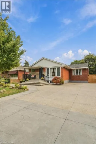 215 WEST 33RD Street, Hamilton, Ontario L9C5J4