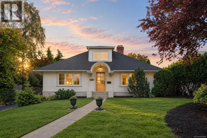 1027 Deal St, Oak Bay, British Columbia V8S5G6