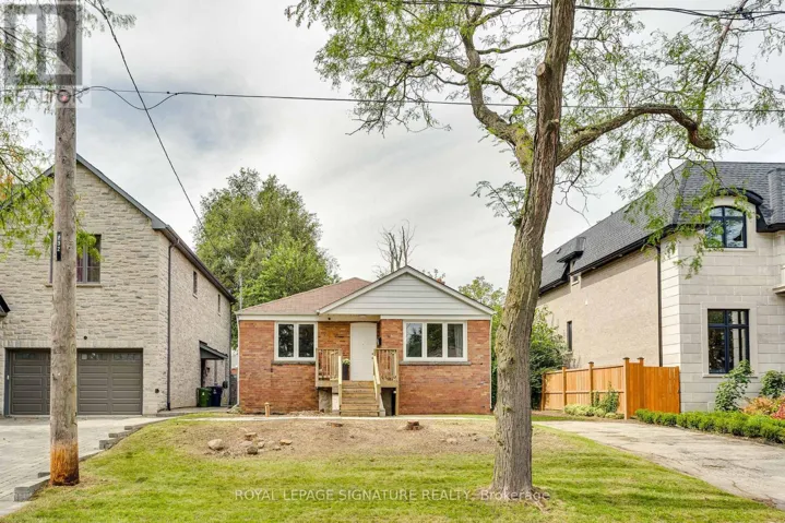 32 WIGAN CRESCENT, Toronto (Clanton Park), Ontario M3H3A4