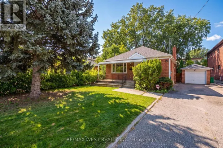 32 PINE AVENUE N, Mississauga (Port Credit), Ontario L5H2P8