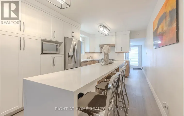 15 HAMSTEAD AVENUE, Toronto (Woodbine-Lumsden), Ontario M4C2S3