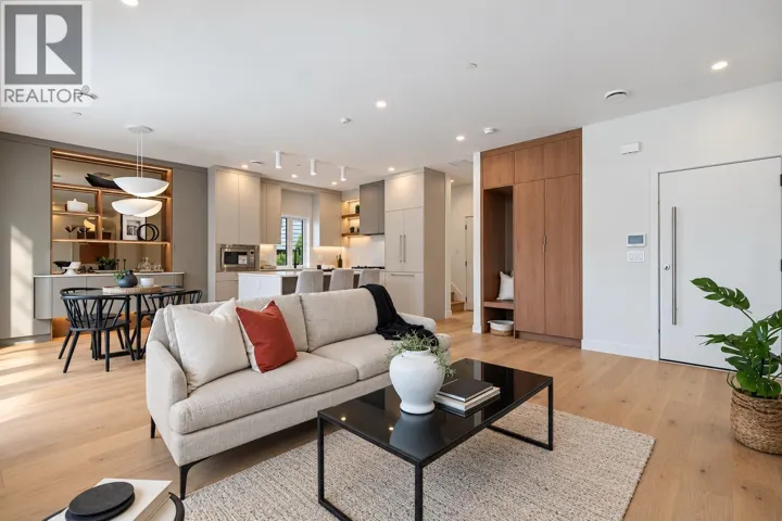 2 2211 WILLIAM STREET, Vancouver, British Columbia V5L2S5