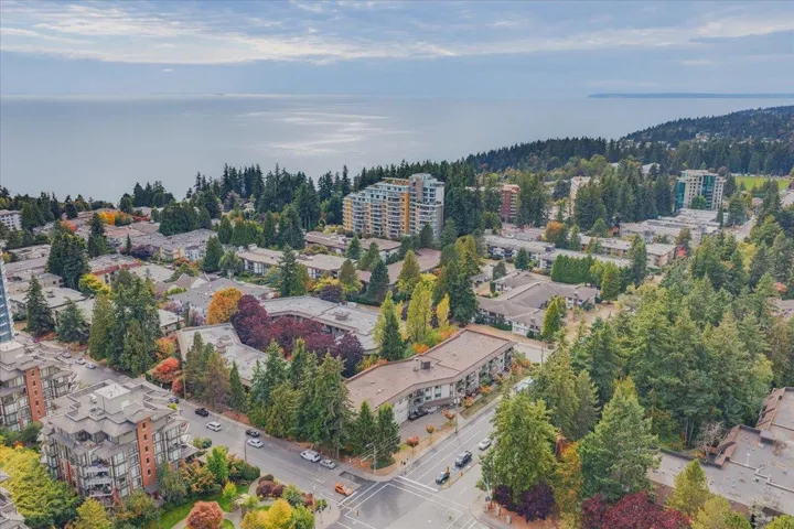 107 15020 NORTH BLUFF ROAD, White Rock, British Columbia V4B5A4