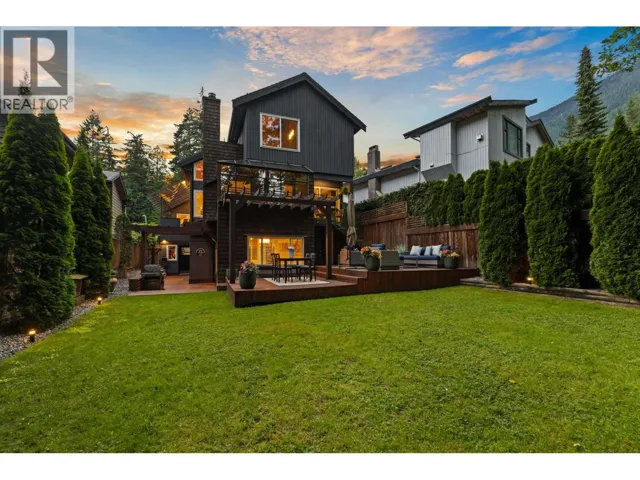 5522 DEERHORN LANE, North Vancouver, British Columbia V7R4S6