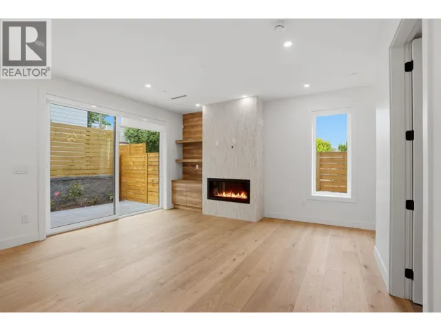 2 2438 E 20TH AVENUE, Vancouver, British Columbia V5M2T6