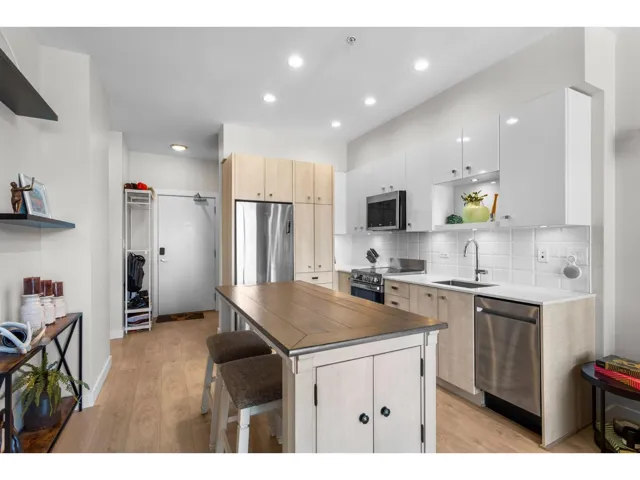 518 10838 WHALLEY BOULEVARD, Surrey, British Columbia V3R0G8