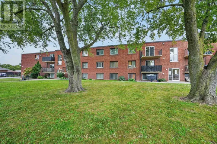 37 - 452 CARLTON STREET S, St. Catharines (Facer), Ontario L2M4X1