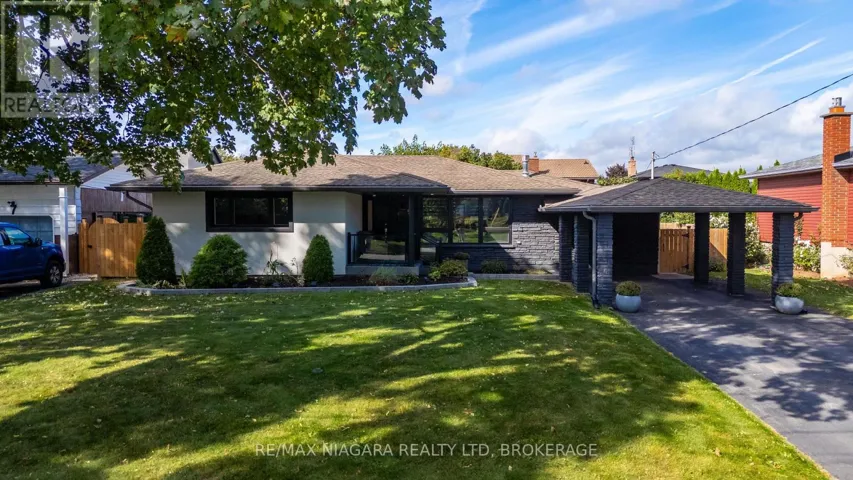 9 BISHOPS ROAD, St. Catharines (Vine/Linwell), Ontario L2M1T8