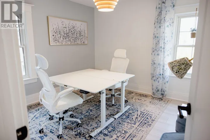 DELPHINIUM ROOM - 49 LAKE STREET, St. Catharines (Downtown), Ontario L2R5W9