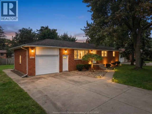 4045 DOUGALL AVENUE, Windsor, Ontario N9G1X4
