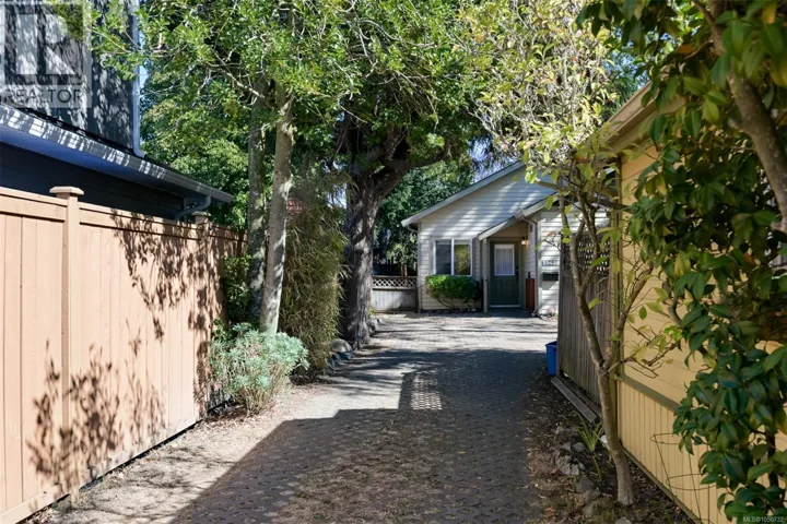 2563 Shelbourne St, Victoria, British Columbia V8R4L7