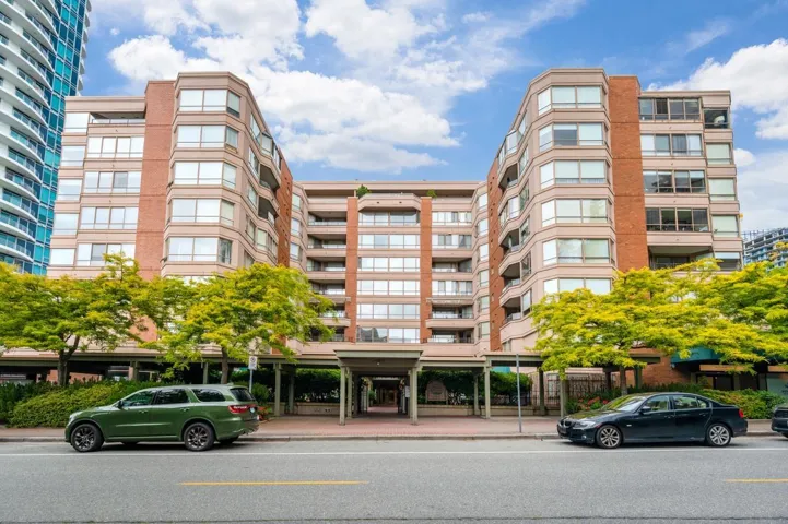 101 15111 RUSSELL AVENUE, White Rock, British Columbia V4B2P4
