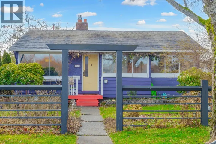 1747 Newton St, Victoria, British Columbia V8R2R1