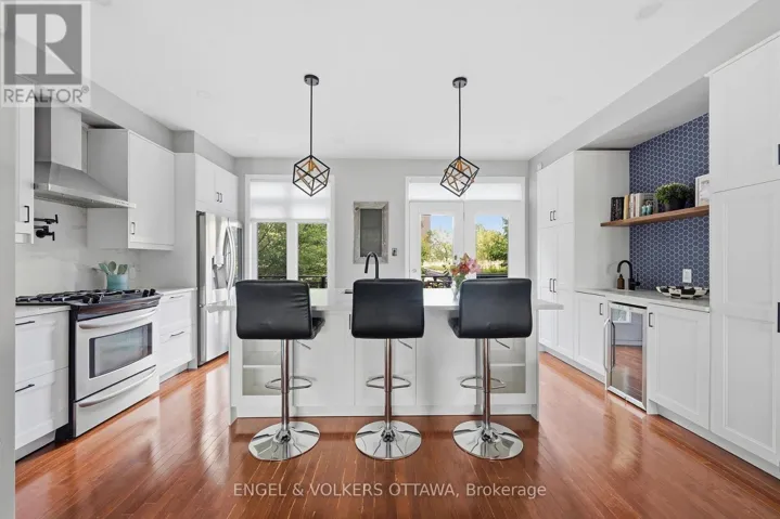 412 BERKLEY AVENUE, Ottawa, Ontario K2A4H4