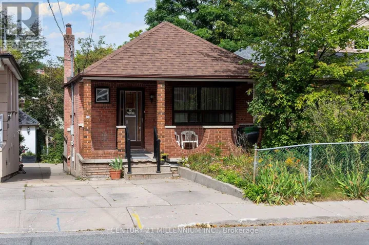 16 ROCHDALE AVENUE, Toronto (Caledonia-Fairbank), Ontario M6E1X2