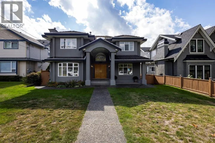 449 E 16TH STREET, North Vancouver, British Columbia V7L2T4