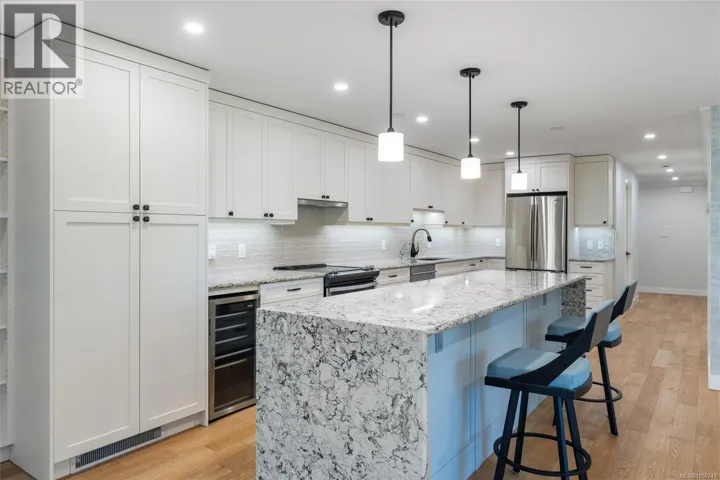 207 2930 Cook St, Victoria, British Columbia V8T3S7