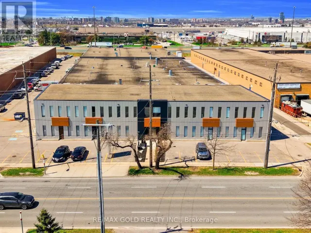 8 - 120 NORFINCH DRIVE, Toronto (Black Creek), Ontario M3N1X3