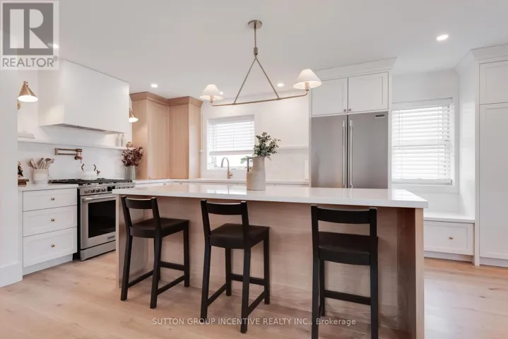 16 ROBINDALE AVENUE, Toronto (Alderwood), Ontario M8W4A9