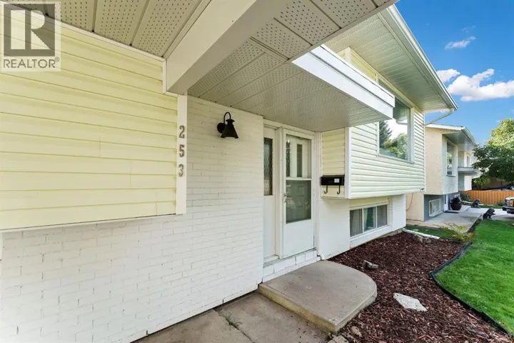 253 11 Street NE, Medicine Hat, Alberta T1A6A8